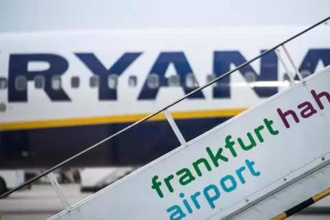 Ryanair hat seinen Winterflugplan am Flughafen Hahn in Rheinland-Pfalz in der Corona-Krise noch weiter reduziert. 