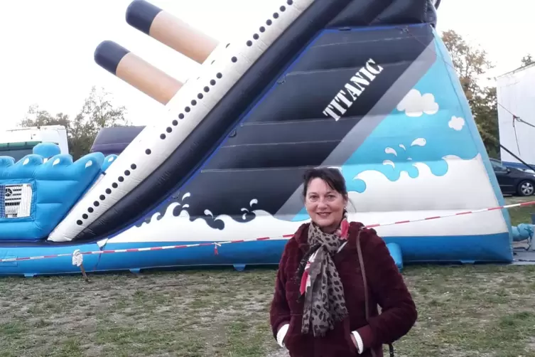 Hoffentlich droht dem Weihnachtscircus nicht das gleiche Schicksal wie dem Schiff: Rita Riedesel vor der Titanic-H&uuml;pfburg.