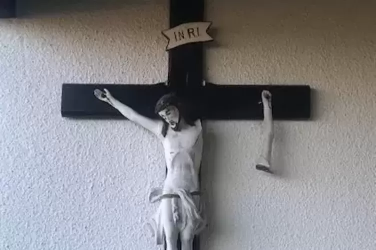 Der Christusfigur wurde der Arm abgerissen. 