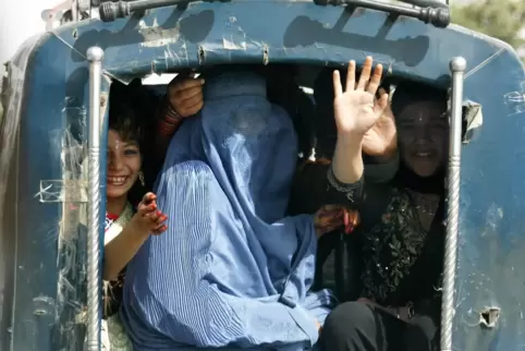 Unsichtbar unter der Burka oder mit freiem Sinn und freiem Gesicht: Frauen in Afghanistan.