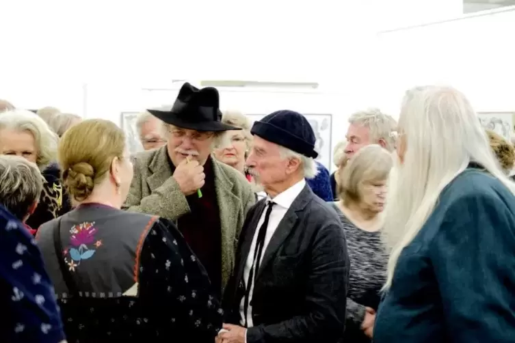Otfried Culmann bei seiner Geburtstagsausstellung im Herrenhof &ndash; 2017. Mit M&uuml;tze und wei&szlig;em Hemd K&uuml;nstlerkollege Arik Brauer. 