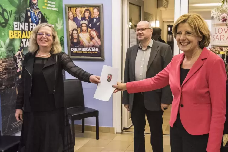  Geldsegen für das Provinzkino: Ursula Simgen-Buch (links) nimmt den Förderbescheid über 11.500 Euro von Malu Dreyer entgegen. 
