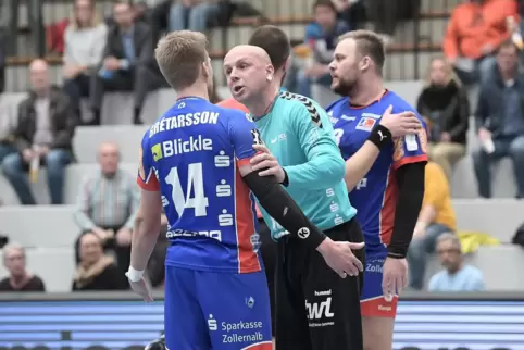 Eulen-Torwart Gorazd Škof (Mitte) packt auch mal an.