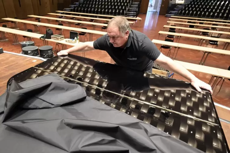 Der Flügel wird zurecht gerückt: Michael Löffler im Konzertsaal des Pfalzbaus.