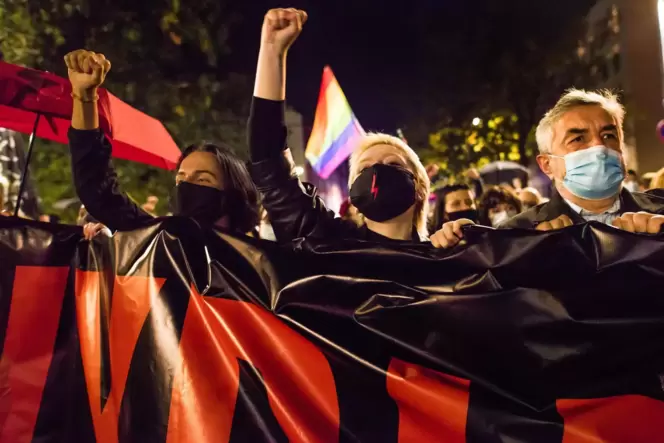 Lautstarker Protest: Demonstrierende am Donnerstagabend in Warschau.