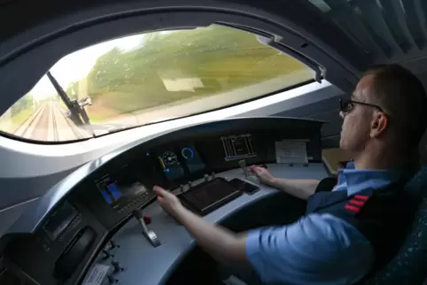 Lokführer Felix Mayer kann auf der Fahrt mit einem ICE 3 von Frankfurt über die Schnellstrecke Köln–Rhein/Main nach Köln die let