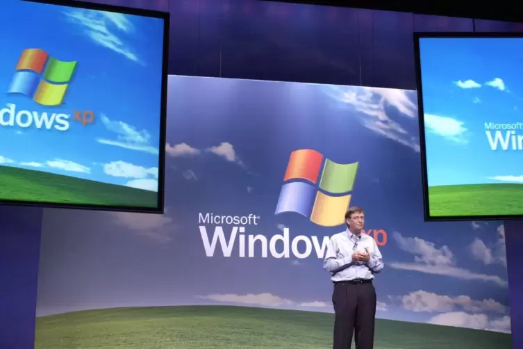 Microsoft-Gründer Bill Gates vor der berühmten Hügellandschaft, die vielen Menschen noch im Kopf geblieben ist. 