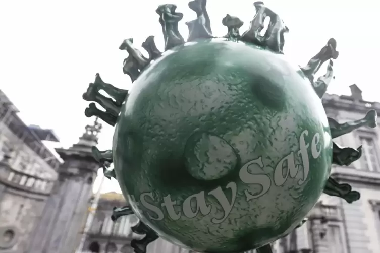 Makaberes Ballon-Design mit positiver Botschaft: „Stay Safe“ heißt frei übersetzt „Bleib sicher“. Gemeint ist, sich an die gelte