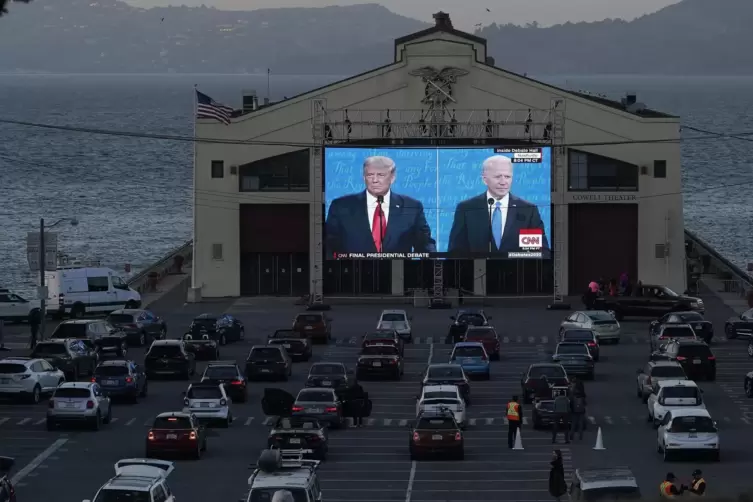 Wahlkampf in Corona-Zeiten: Diese Kalifornier haben das TV-Duell Trump-Biden auf einer Autokino-Leinwand im Fort Mason Center in