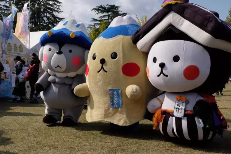 Botschafterzum Liebhaben Maskottchen repräsentieren in Japan spezielle Regionen, wie hier beim Yuru-kyara Grand Prix im Jahr 201