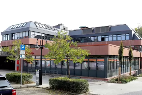 Irgendwo auf dem Dach des Herxheimer Rathauses befindet sich die 5G-Antenne. Wo genau, weiß selbst die Bürgermeisterin nicht. 