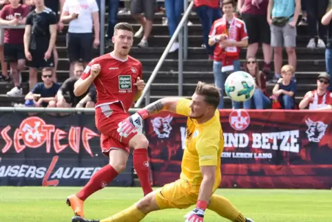 Peter Klug (rechts) steht nun im Tor des FC Arminia Ludwigshafen. Hier bekommt er im Dress des TuS Mechtersheim das 6:0 durch La