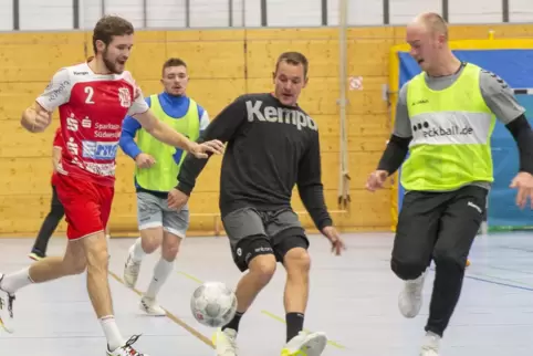 Fußball spielen alle Handballer gerne im Training – natürlich auch (von links) Moritz Baumgart, Robin von Lauppert, Kevin Hauck 