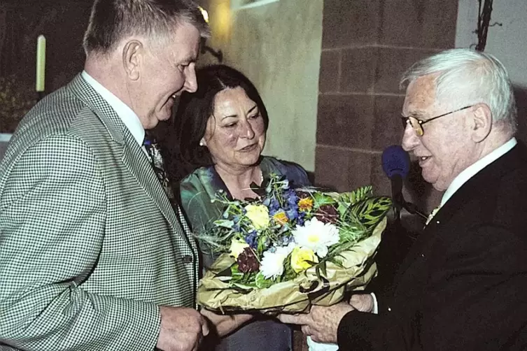 Mundarttage Bockenheim 2001 - Verleihung Preis der Ehmichsburg an Gerd Krieger (rechts). Links Emil Wagner (Bürgermeister Bocken