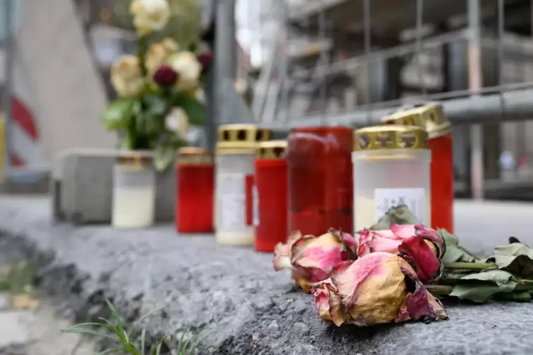 Mit Blumen und Kerzen wird in Dresden der Opfer der Messerattacke gedacht 