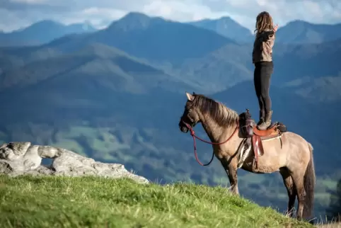 Eine Weltenbummlerin kehrt heim: Protagonistin Simone Hage in den bayerischen Alpen.