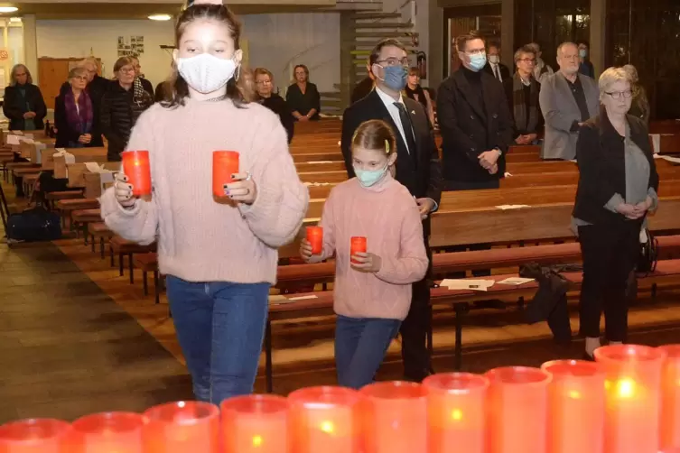 Schülerinnen des Kurfürst-Ruprecht-Gymnasiums mit Kerzen für die Opfer. 