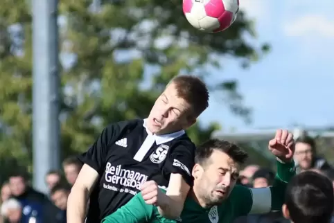 Spannendes Derby: 4:3 gewann die SG Finkenbach am vorletzten Wochenende beim SVK. Oben in Schwarz der SG-Spieler Steffen Huff, u