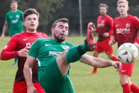 Hoch das Bein: Robin Sauer (SG Sippersfeld/Lohnsfeld) im mit 1:5 verlorenen Spiel in Gundersweiler. Dahinter in Rot Igor Schmidt