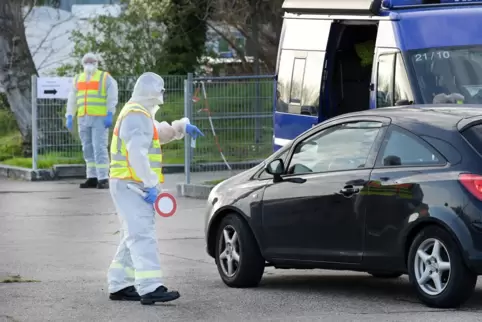 Seit Freitag wieder geöffnet: Abstrichzentrum in der Halle 101. Das Bild zeigt eine Einfahrtkontrolle an der Halle im Frühjahr. 