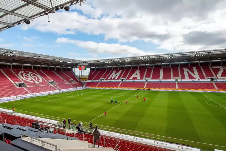Verwaistes Stadion: Leere, gähnend. So zeigte sich die Arena des 1. FSV Mainz 05 beim Heimspiel gegen Borussia Mönchengladbach. 