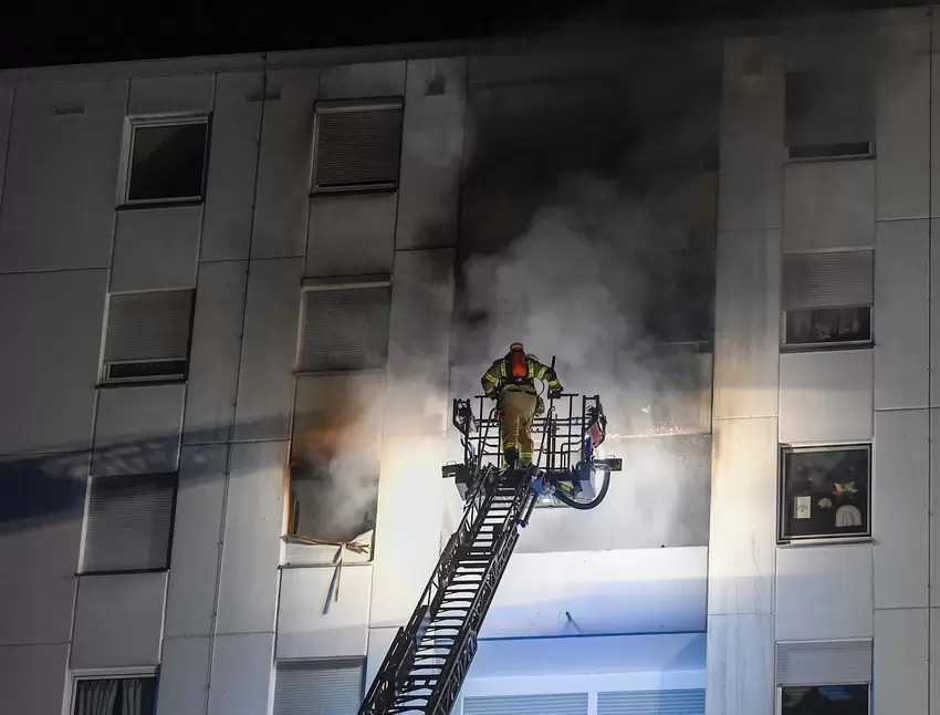 Das Feuer ist im sechsten Stock ausgebrochen.