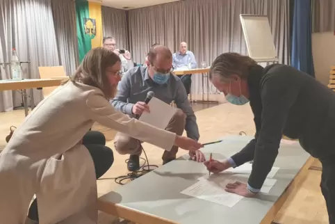Alexander Kostal (rechts) unterschreibt als erster die Gründungserklärung der Bürgerstiftung Geiselberg. Christiane Steinmetz (l