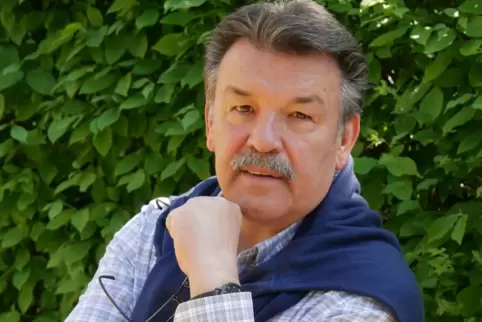 Pfarrer Ralf Hettmannsperger fühlt sich in Bobenheim-Roxheim pudelwohl.