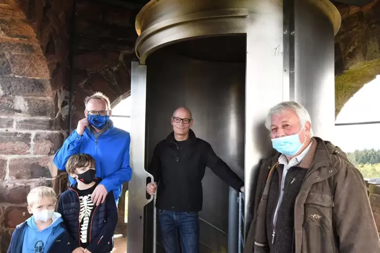 Der neue Turmausstieg am Bismarckturm ist fertig. Darüber freuen sich (von links) Rudolf Fischer, Geschäftsführer der Scharfenbe
