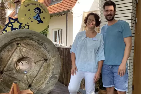 Werden durch ihre Arbeit oft fast ein Teil der Familien, die sie betreuen: Elke Anton und Christian Woll vom Kinderhospiz Sternt