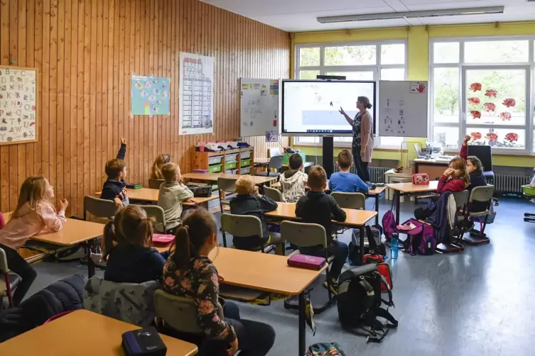 Mit einem kleineren Saal als &uuml;blich muss Klasse 1b auskommen. Hier eine Szene vom Unterricht mit Nicole Timmerhues. 
