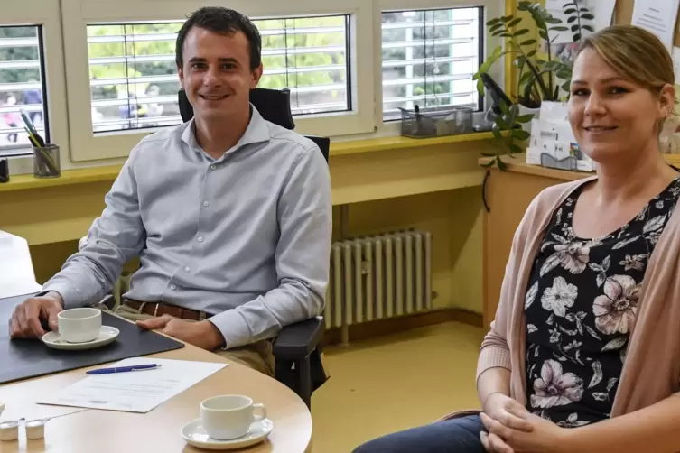 Setzen auf verst&auml;rkten Dialog mit der Stadt: Konrektor Andr&eacute; Staudinger und Personalratsvorsitzende Nicole Timmerhues.