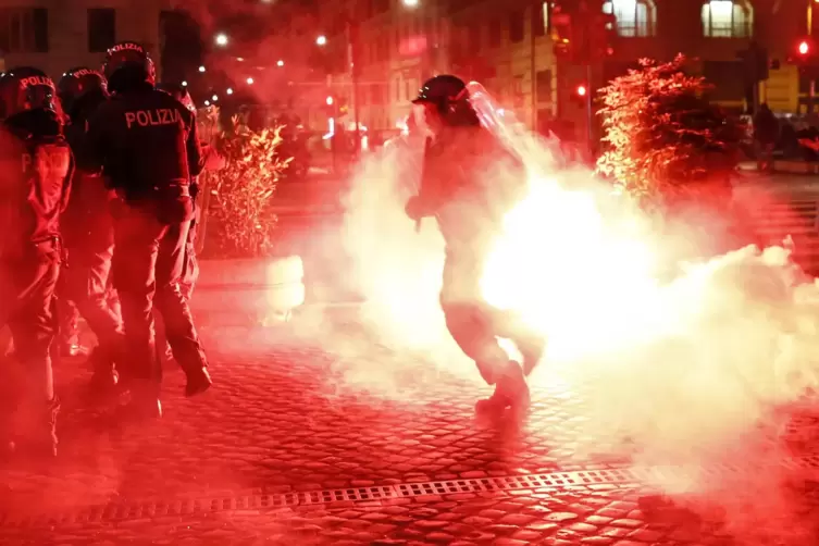 Fackeln explodieren, als die Polizei in Rom mit radikalen Demonstranten zusammenstößt.