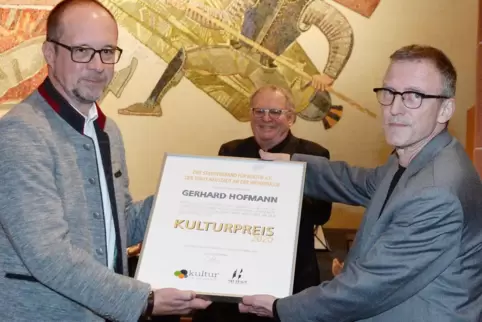 Pascal Bender, Vorsitzender des Stadtverbands für Kultur (links), überreicht Gerhard Hofmann den Kulturpreis. 