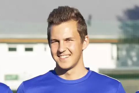 Half beim 1:2 und traf selbst zum 2:2: Enrico Wolf vom TuS Hohenecken. 