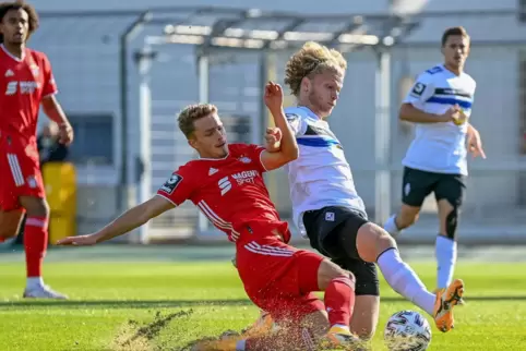  Duell: Bayerns Fiete Arp gegen Mannheims Verlaat. 