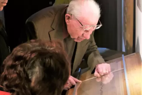 Erklärt jedes Detail: Hermann Catrein bei einer Führung.