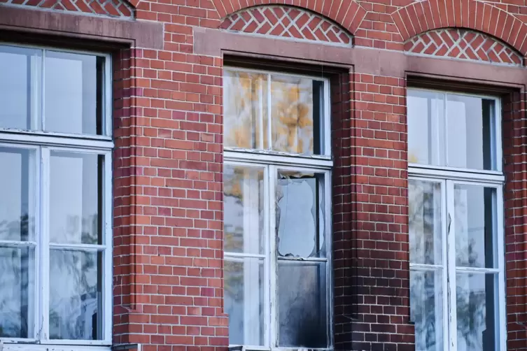 Beschädigt sind die Fassade und Fenster am Robert Koch-Institut in der General-Pape-Straße. Brandsätze hinterließen Rußspuren. L