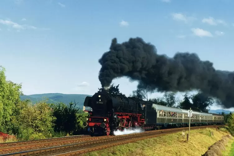 Die Schnellzuglok 01 1066 (hier bei Edenkoben) war der Superstar der ersten Pf&auml;lzer Plandampfveranstaltung im Oktober 2000. Bei 
