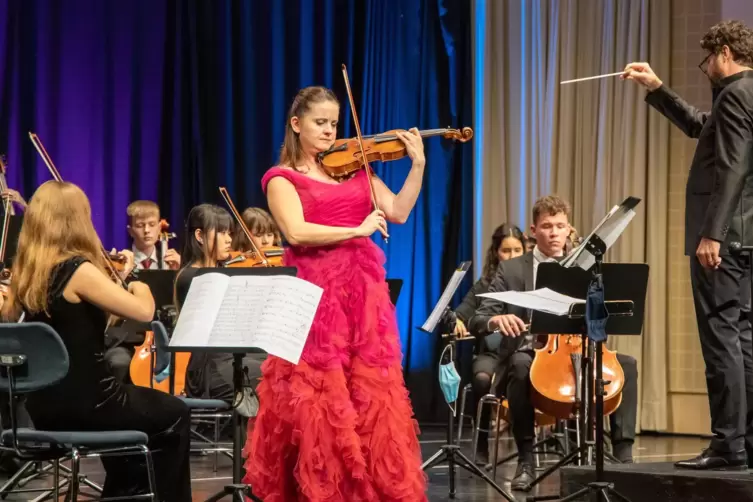Die international erfolgreiche Geigenvirtuosin Baida Skride aus Lettland spielte am Freitag zusammen mit dem Landesjugendorchest