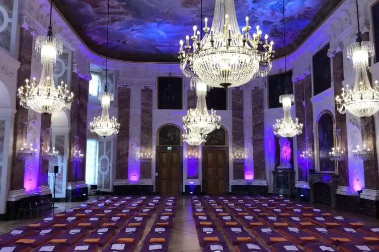 Der Ort der Mannheimer Schlosskonzerte des Kurpfalzischen Kammerorchesters: der Rittersaal im Mannheimer Schloss.