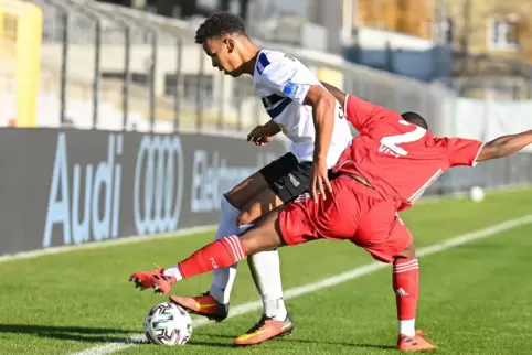 Pechvogel und Glückspilz im Duell: Marcel Costly (links) vergibt die Großchance zum Ausgleich, Remy Vita erzielt das 2:0.