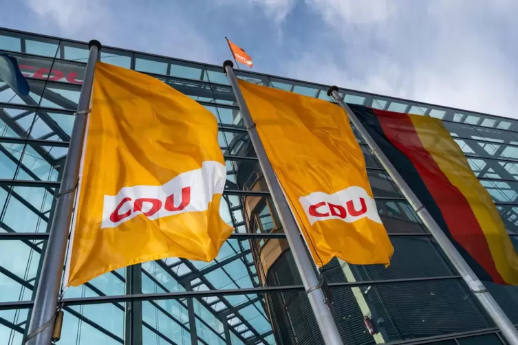 Vor der CDU-Parteizentrale wehen CDU-Flaggen.