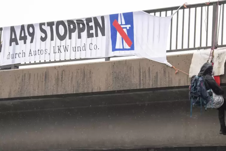 Gegner des Ausbaus der A49 haben sich von einer Brücke über die A5 am Flughafen Frankfurt abgeseilt.