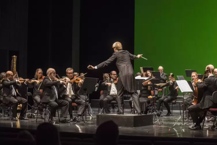 Zupackendes Dirigat: Olivier Pols mit dem Pfalztheaterorchester. 