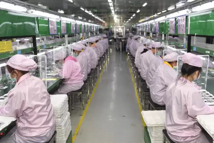 Heimische Nachfrage steigern, Exportabhängigkeit verringern: Arbeiterinnen in einem Werk des Elektronikherstellers Jabil Technol