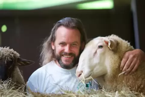 Dirk Eichberger nutzt die Schafe, die nahe beim Haus stehen, zur Milchproduktion ...