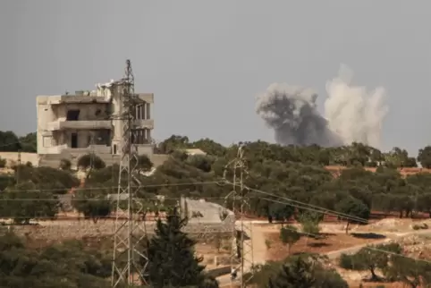 Nach einem russischen Luftangriff steigt Rauch über einem Gebiet am Rand der Provinz Idlib auf.