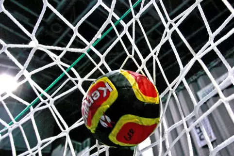 Die Fans in den Amateurligen im Handball müssen sich noch gedulden, bis der Ball wieder im Tor zappelt.