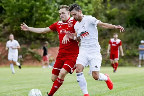 Sonderlob vom Trainer bekam Cedrik Brozeit (links) vom FV Weilerbach, der einen Sturmlauf startete, sich gegen drei Gegenspieler